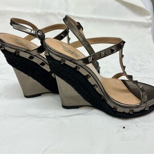 Valentino Rockstud T Strap Raffia Wedge Sandals 40 Metallic
